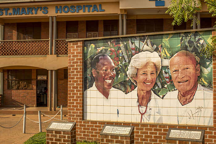 Ritratto di Piero Corti, Lucille Teasdale e Matthew Lukwiya all'ingresso del Lacor Hospital in Uganda