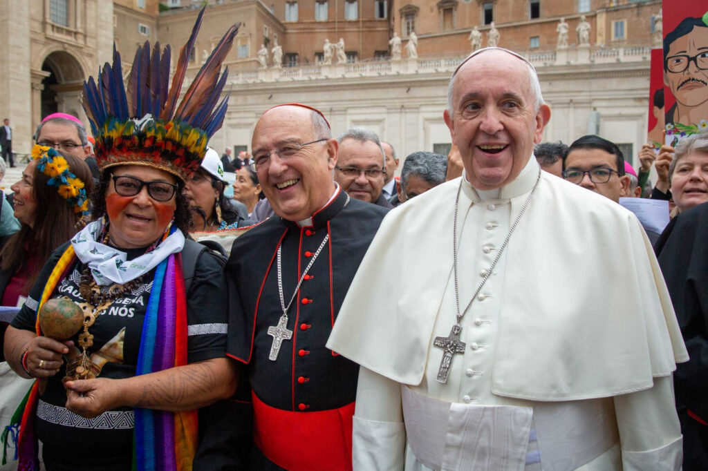 Papa Francesco con il card. Barreto e i rappresentanti dei popoli indigeni al Sinodo per l'Amazzonia