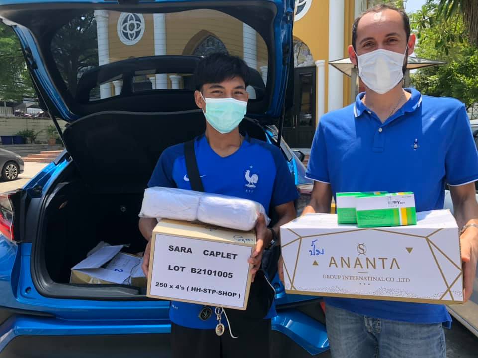 Padre Edgar, missionario Saveriano, e un volontario durante la distribuzione per i poveri in Thailandia