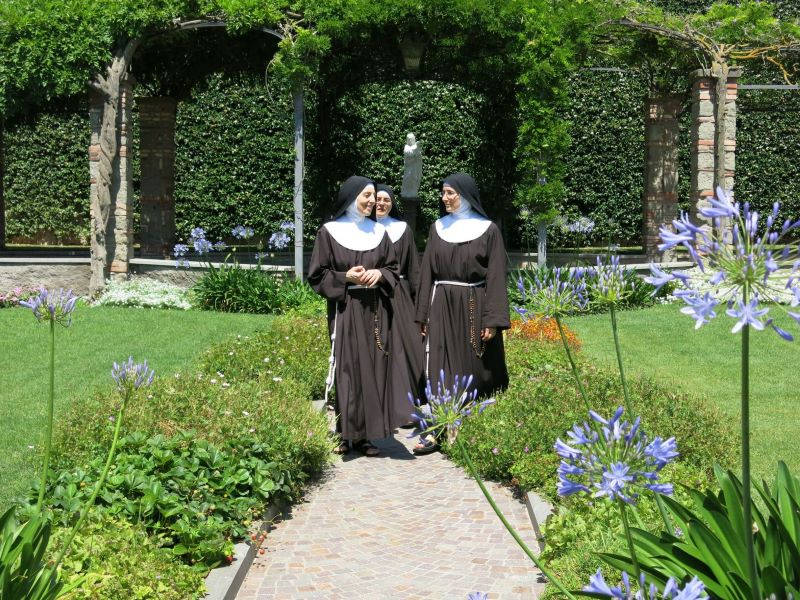 sorelle clarisse di Albano in giardino