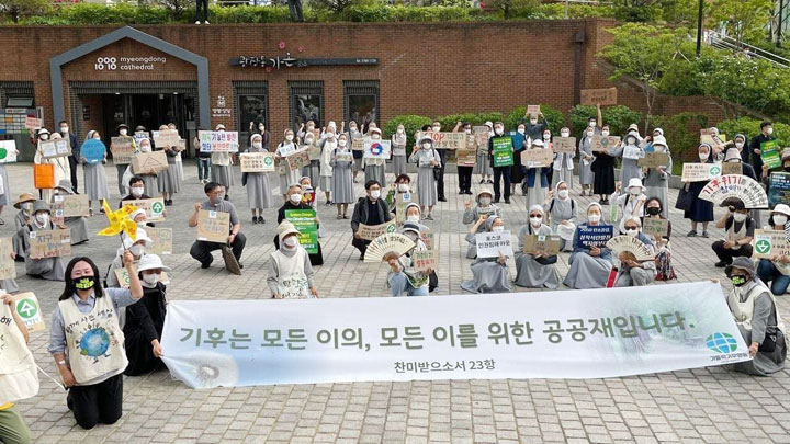 Suore della Carità scendono in strada in Corea contro i cambiamenti climatici