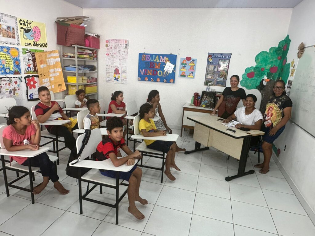 bambini in una scuola in Amazzonia